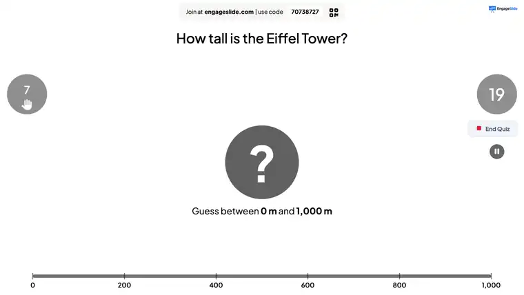 EngageSlide Il quiz di stima rivela sul grande schermo: le previsioni dei giocatori scendono su una linea di numeri, la media della folla e la risposta di 330 m appaiono, e le schede statistiche mostrano le previsioni più vicine